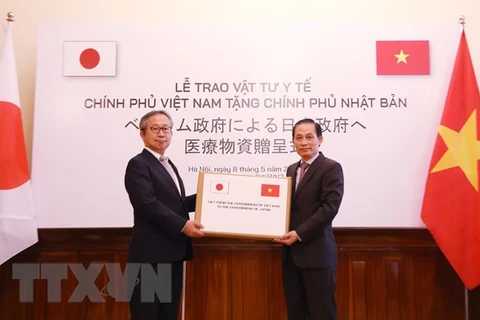 Vietnam presents medical supplies to Japan