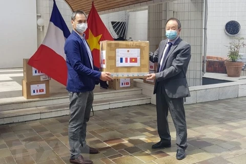 Vietnam donates face masks to associations in France