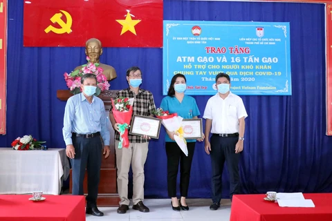 HCM City friendship union installs “rice ATM” in Binh Tan