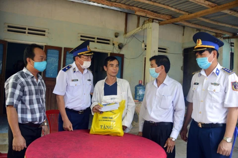Vietnam Coast Guard supports needy fishermen