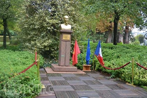 Flower offering in French city marks 130th birthday of President Ho Chi Minh