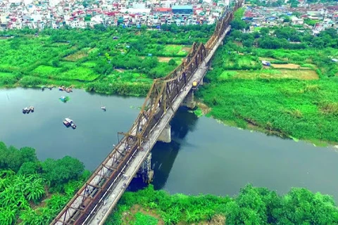 Helicopter tour provides ultimate view of Hanoi and Red River Delta