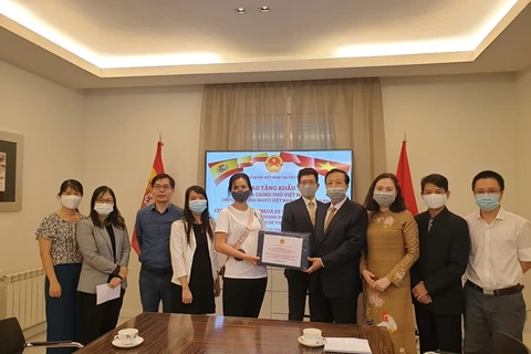 Vietnamese Government grants masks to Vietnamese community in Spain