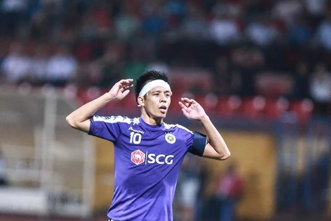 Nguyen Van Quyet listed among best midfielders in Asia
