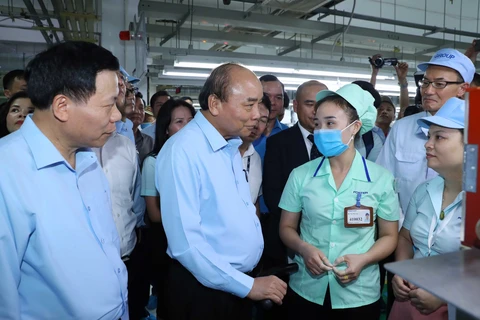 Prime Minister visits workers in Bac Ninh province