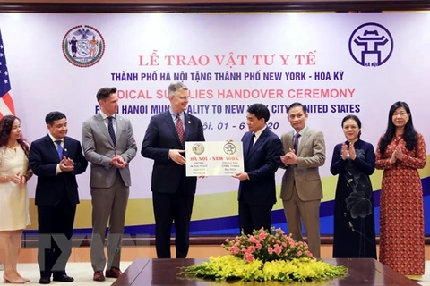 Hanoi presents medical supplies to New York