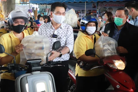 Thai Gov’t to discuss aid for lottery and street vendors