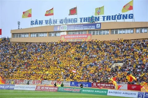 International media highlight Vietnam football league with packed crowds 
