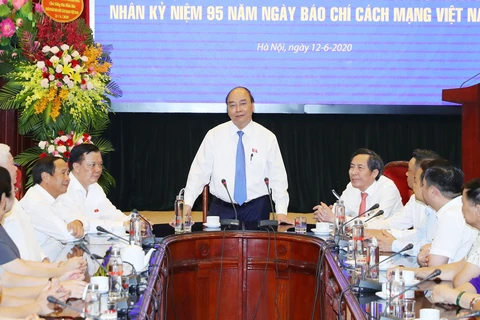 PM visits Nhan dan newspaper ahead of Revolutionary Press Day