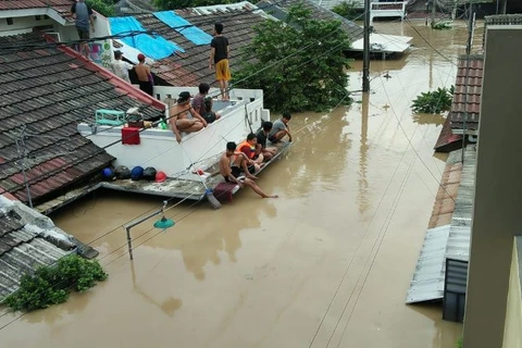 Indonesia: thousands of people flee homes due to flash floods