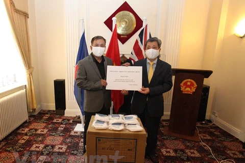 Vietnamese in UK receive face masks for preventing COVID-19