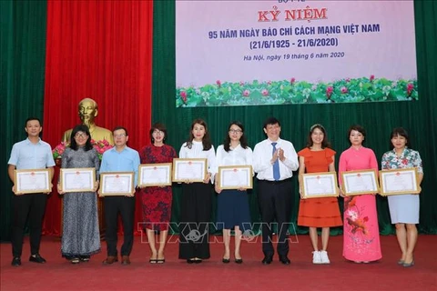 Vietnam News Agency honoured by Health Ministry for COVID-19 coverage