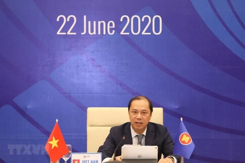 Vietnam leads ASEAN to deal with regional challenges: Deputy FM 