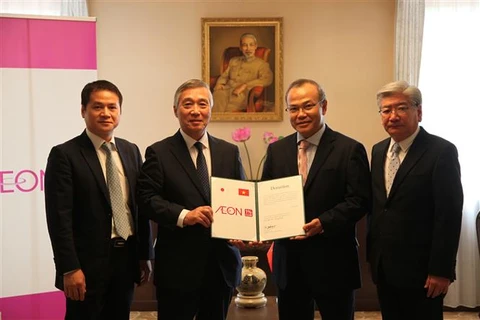 Japanese retailer presents aid to Vietnamese students, practitioners