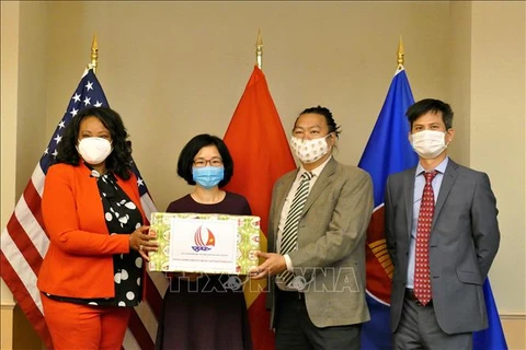 Vietnamese Embassy presents face masks to Washington D.C.