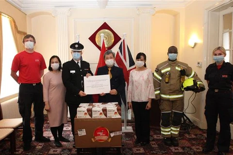 Vietnam presents face masks to UK, Ireland