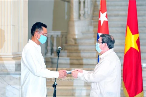 Cuban friendship medal bestowed upon Vietnamese ambassador