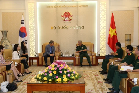 Vietnam hopes for more RoK support to tackle post-war bomb consequences