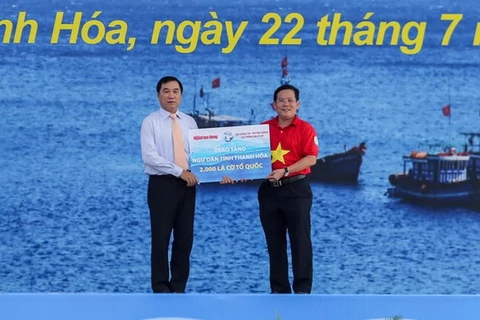 2,000 national flags presented to Thanh Hoa’s fishermen 