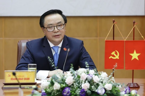 Vietnamese, Chinese Party officials hold phone talks