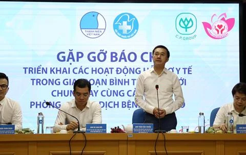 Hundreds of thousands of masks, protective suits presented to Da Nang