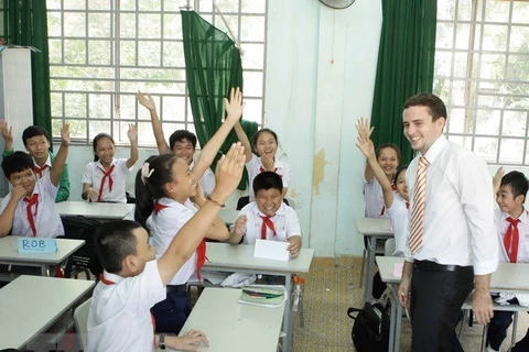 US volunteers teaching English to help boost ties