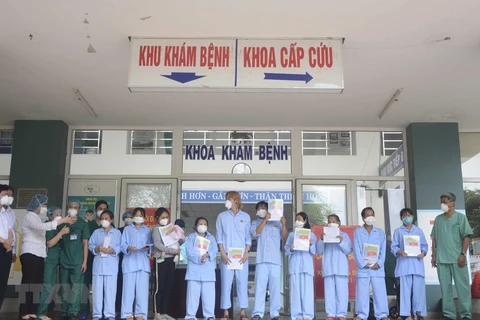Another 12 COVID-19 patients in Da Nang, Quang Nam given all-clear
