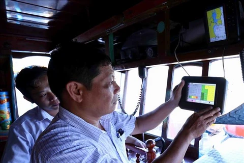 Binh Dinh finishes installing fishing vessel monitoring device