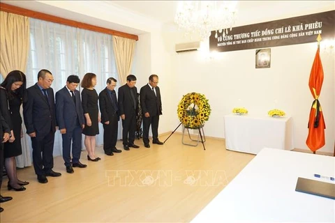 Vietnamese Embassy in Czech Republic pays tribute to former Party chief