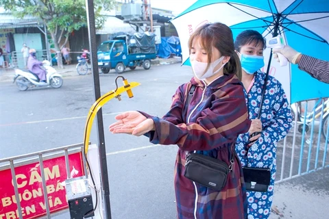 Da Nang volunteers make hands-free sanitiser dispensers