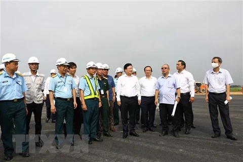 Deputy PM inspects runway upgrading at Noi Bai airport 