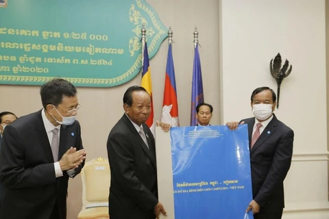 Cambodia hands over copies of Cambodia-Vietnam topographic map to relevant agencies