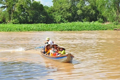 Farmers in Mekong Delta attend floating English class