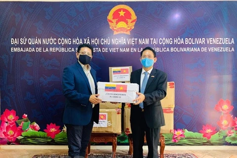 Vietnam presents medical equipment to Venezuela