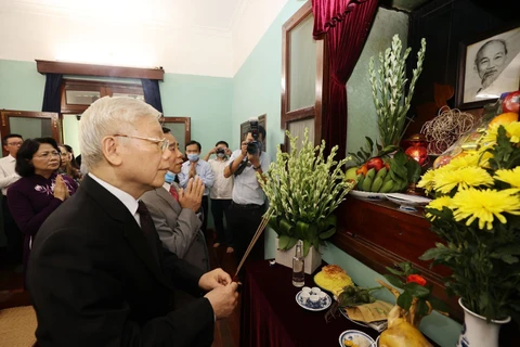 Top leader pays respect to late President Ho Chi Minh