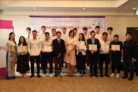 Vietnamese apprentices get rewards for high results in Japanese language test