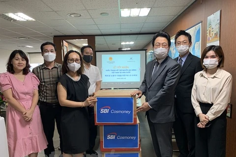 Korean firm presents face masks to Vietnamese workers