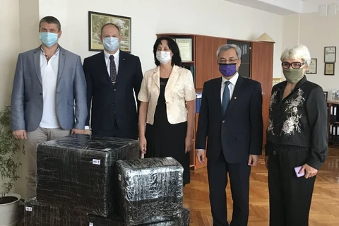 Ambassador visits Kiev-based high school named after President Ho Chi Minh 