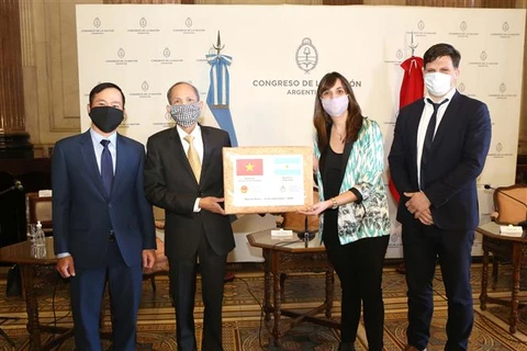 Argentine parliament receives gift from Vietnamese counterpart