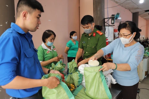 HCM City: residents swap trash for rice in fight against plastics