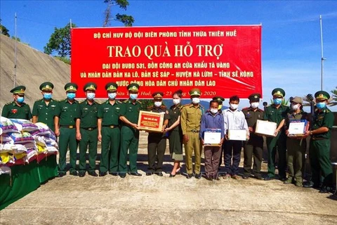 Gifts presented to Lao armed forces, border residents