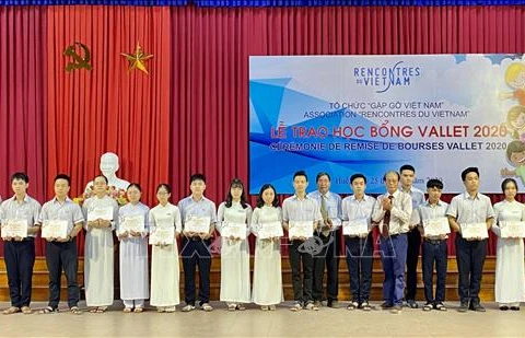 Over 200 Thua Thien-Hue students receive Vallet scholarships 