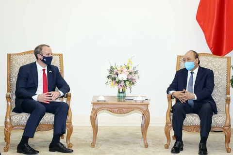 PM Nguyen Xuan Phuc welcomes UK foreign minister