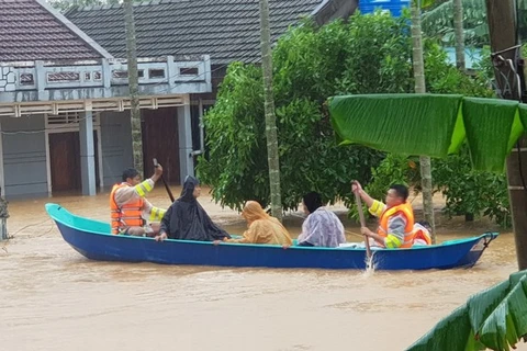 Vietnamese community in Cambodia raise funds for flood victims at home 