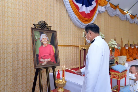 Thai PM makes merit to commemorate Princess Srinagarindra