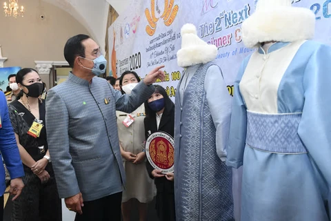 Thai PM helps promote World AIDS Day, Thai silk festival