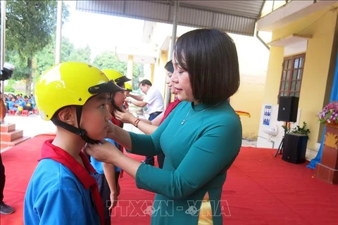 Helmets presented to students in Thai Nguyen 