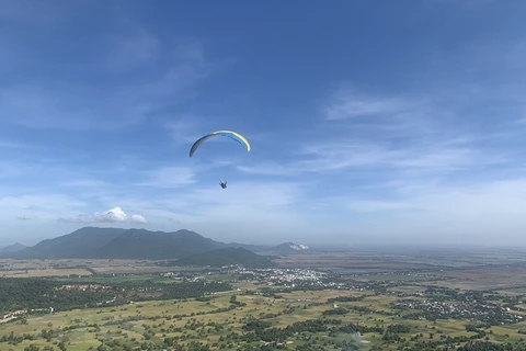 Paragliding show promotes An Giang province’s tourism