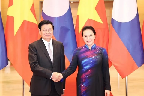 Chairwoman of the National Assembly Nguyen Thi Kim Ngan (R) shakes hands with Lao Prime Minister Thongloun Sisoulith (Photo: VNA)