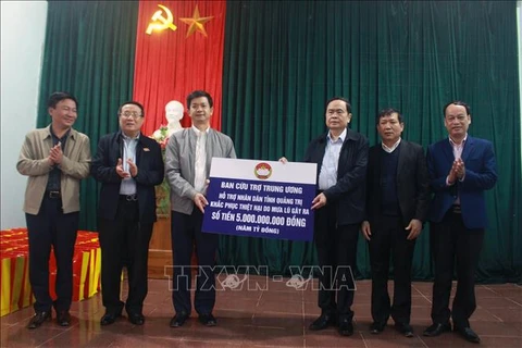 Front working delegation grants gifts to flood-affected people in Quang Binh